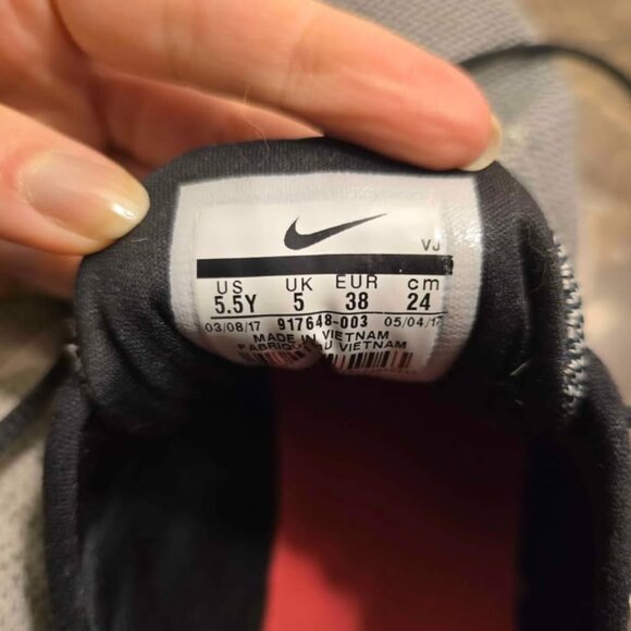 Size 5.5 Youth / 7 Women Nike Runners - Picture 7 of 7